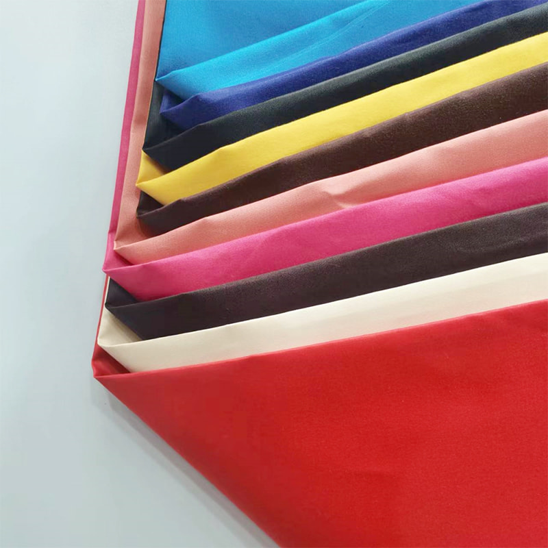 TMIE-08-1-1 70GSM 122CM overhemdkledingstuk Zachte en glanzende stof 100% polyester materiaal Geverfd met gepolijste polyester popeline stof